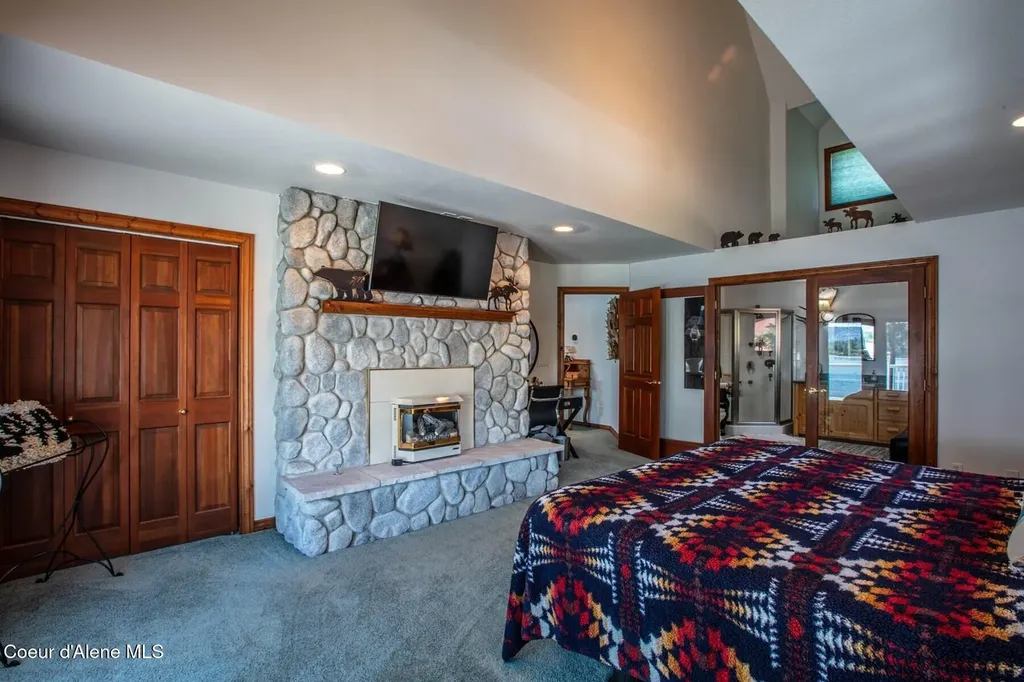 433 Campbell Point Road Laclede ID 83841