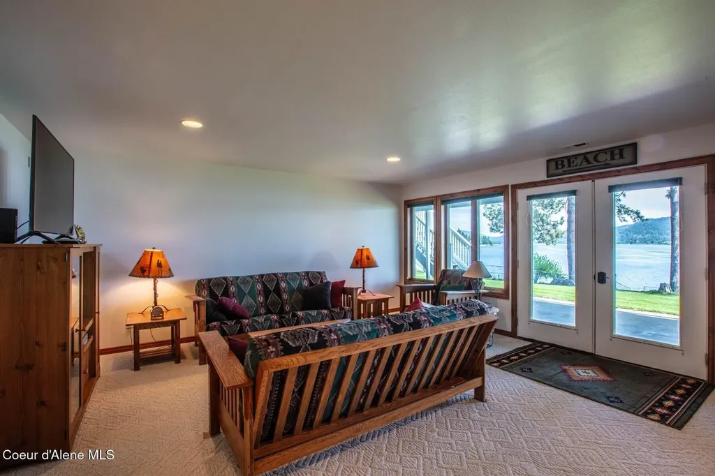 433 Campbell Point Road Laclede ID 83841