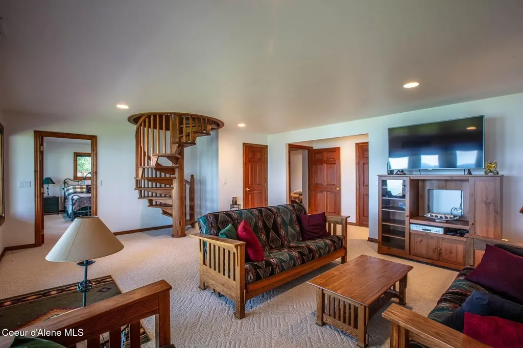 433 Campbell Point Road Laclede ID 83841