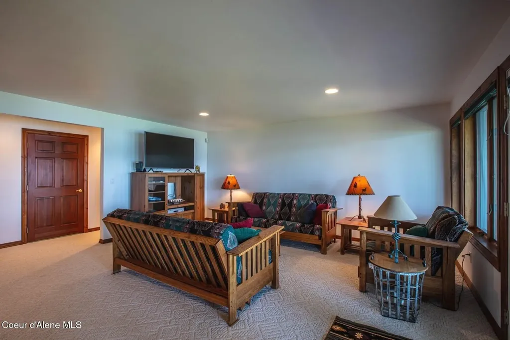 433 Campbell Point Road Laclede ID 83841