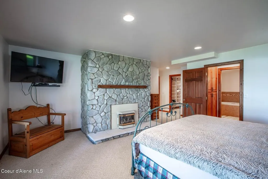 433 Campbell Point Road Laclede ID 83841