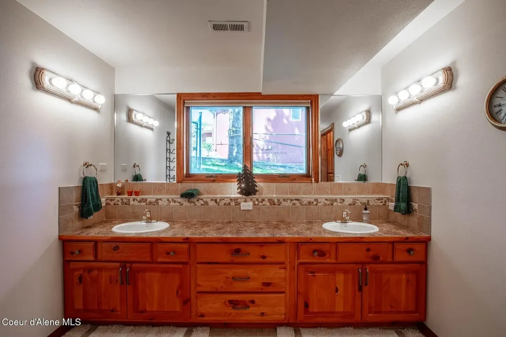 433 Campbell Point Road Laclede ID 83841