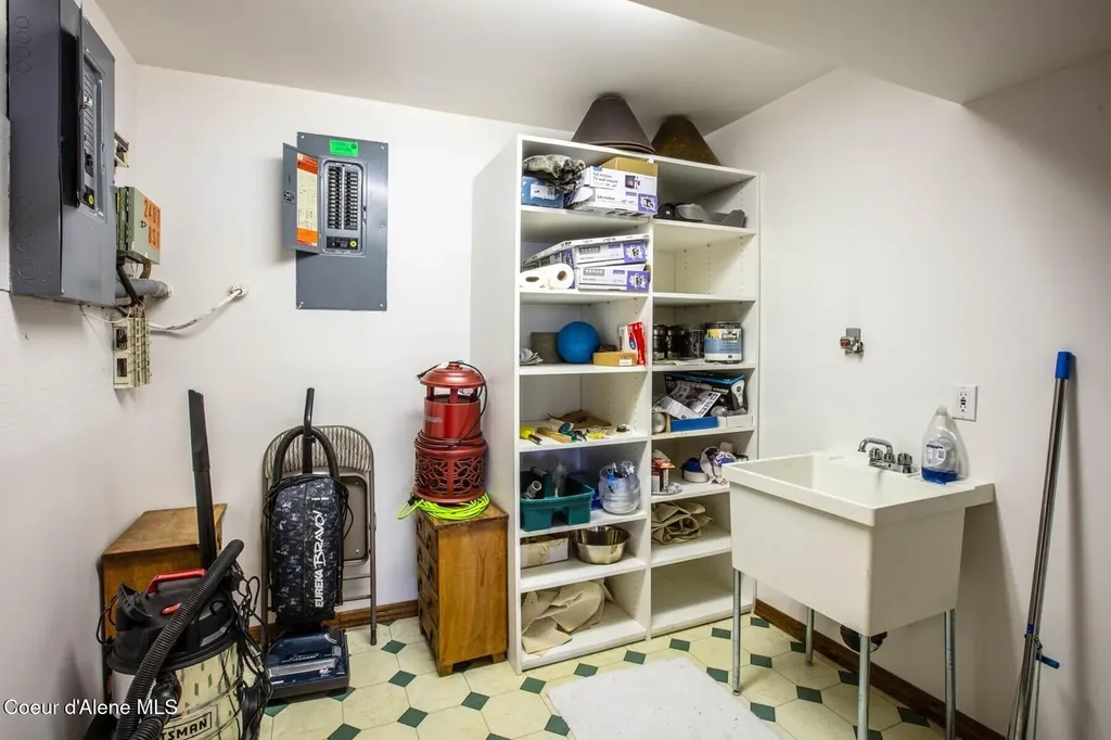 433 Campbell Point Road Laclede ID 83841