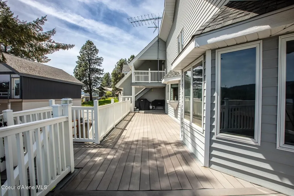 433 Campbell Point Road Laclede ID 83841