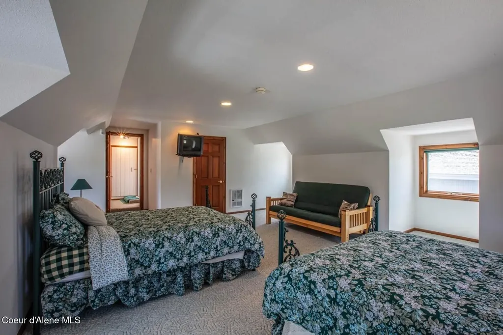 433 Campbell Point Road Laclede ID 83841