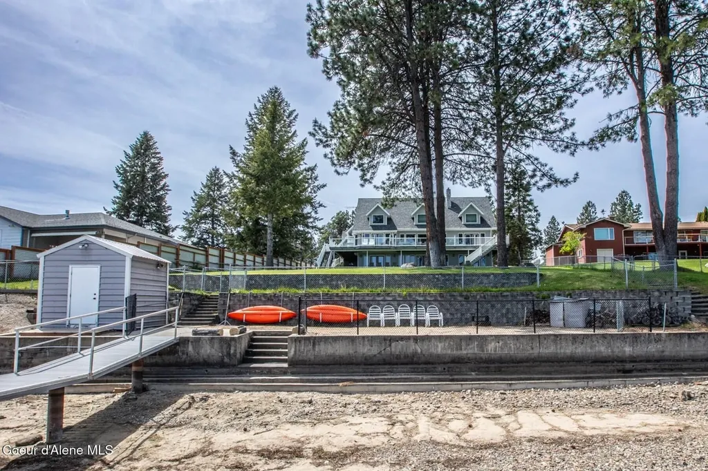 433 Campbell Point Road Laclede ID 83841