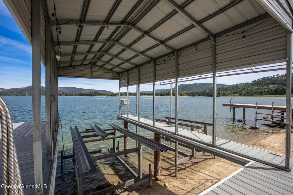 433 Campbell Point Road Laclede ID 83841