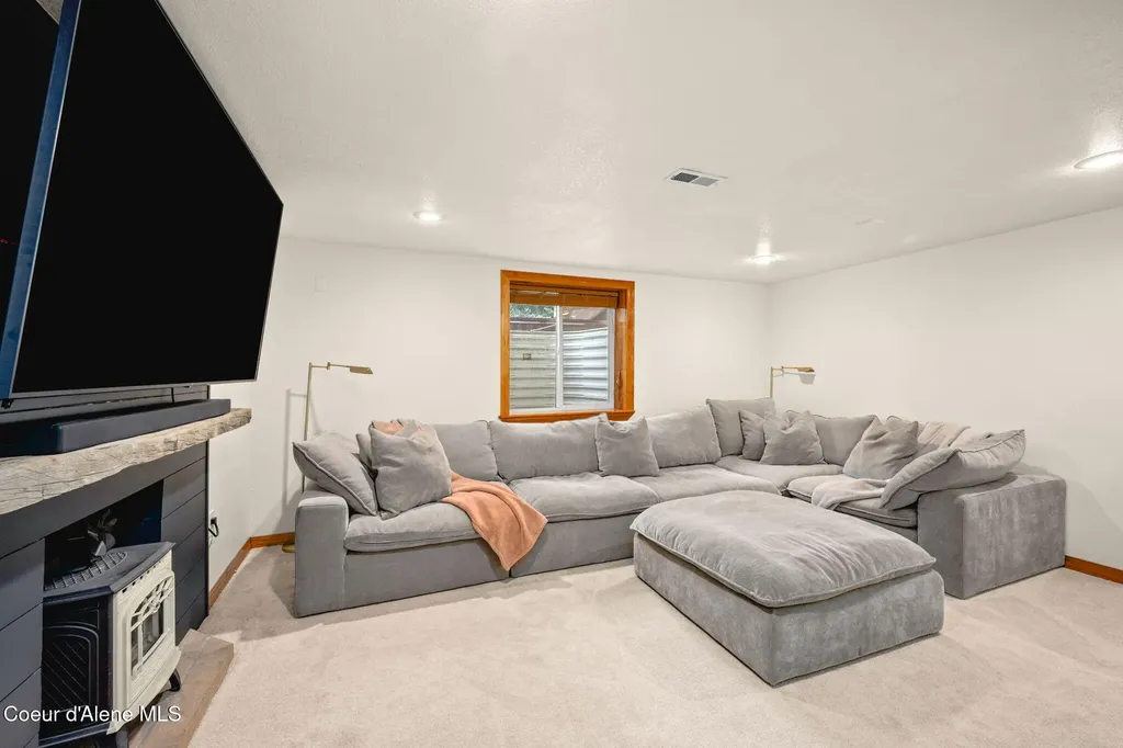 2087 E Glacier Road Hayden ID 83835