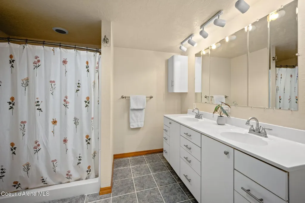 2087 E Glacier Road Hayden ID 83835