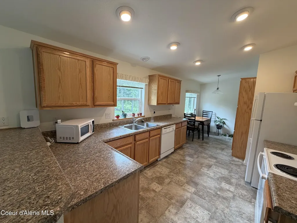 12572 E Parks Road Athol ID 83801