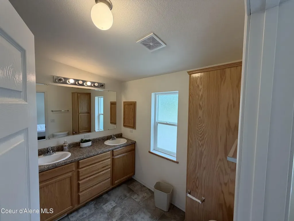 12572 E Parks Road Athol ID 83801