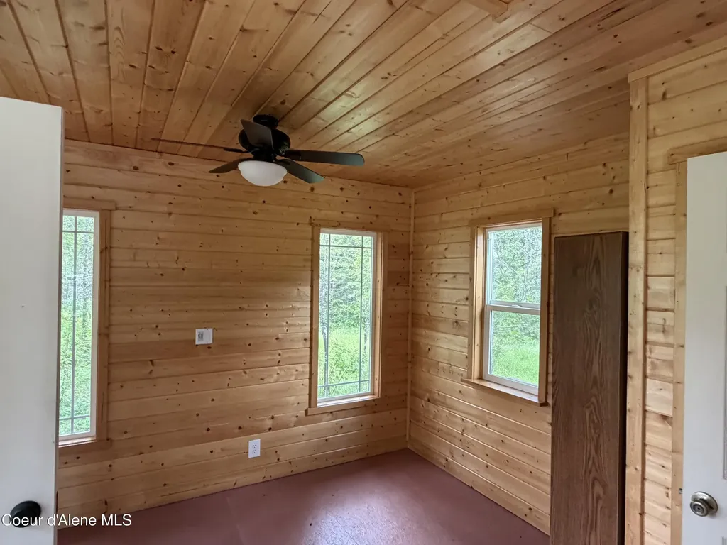 12572 E Parks Road Athol ID 83801