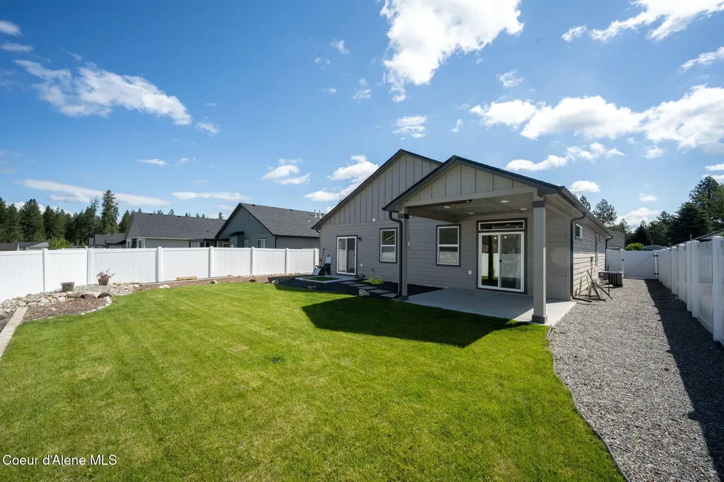 16026 N Hadley Loop Rathdrum ID 83858