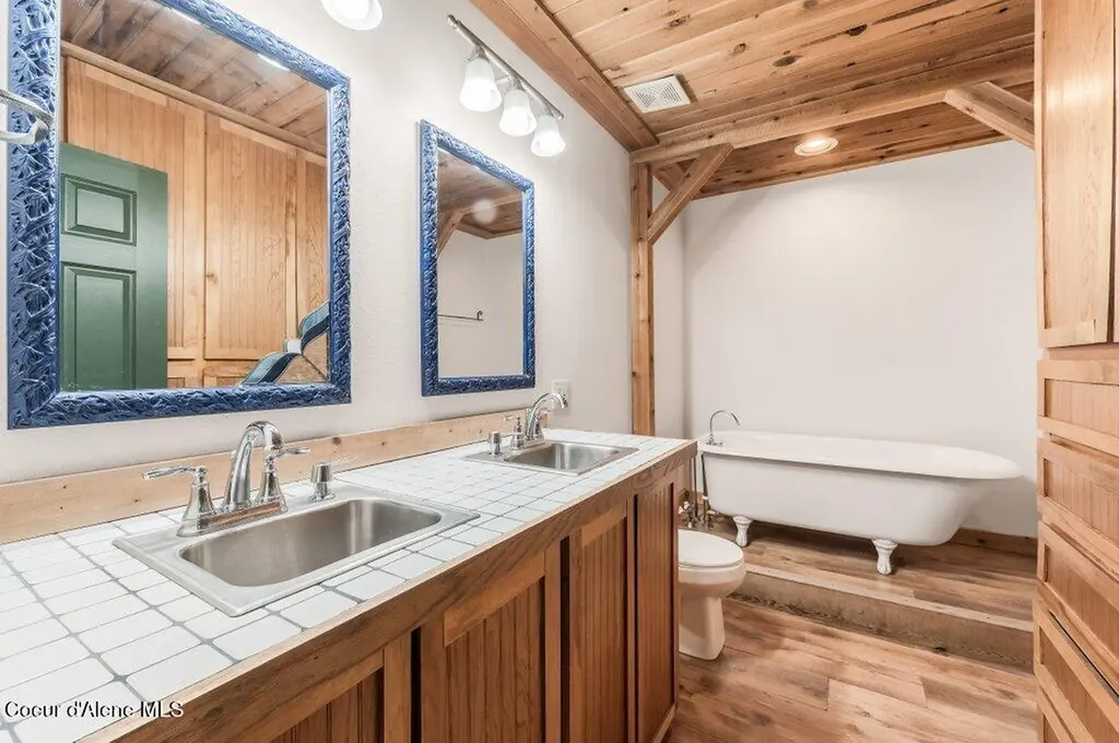 2142 E Highway 54 Athol ID 83801