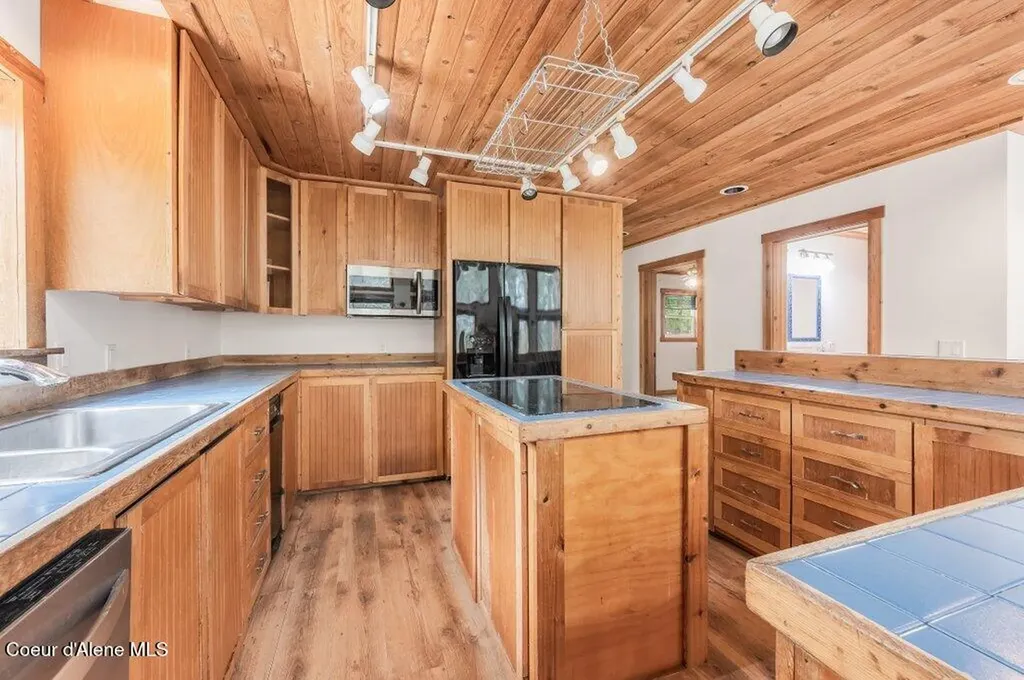 2142 E Highway 54 Athol ID 83801