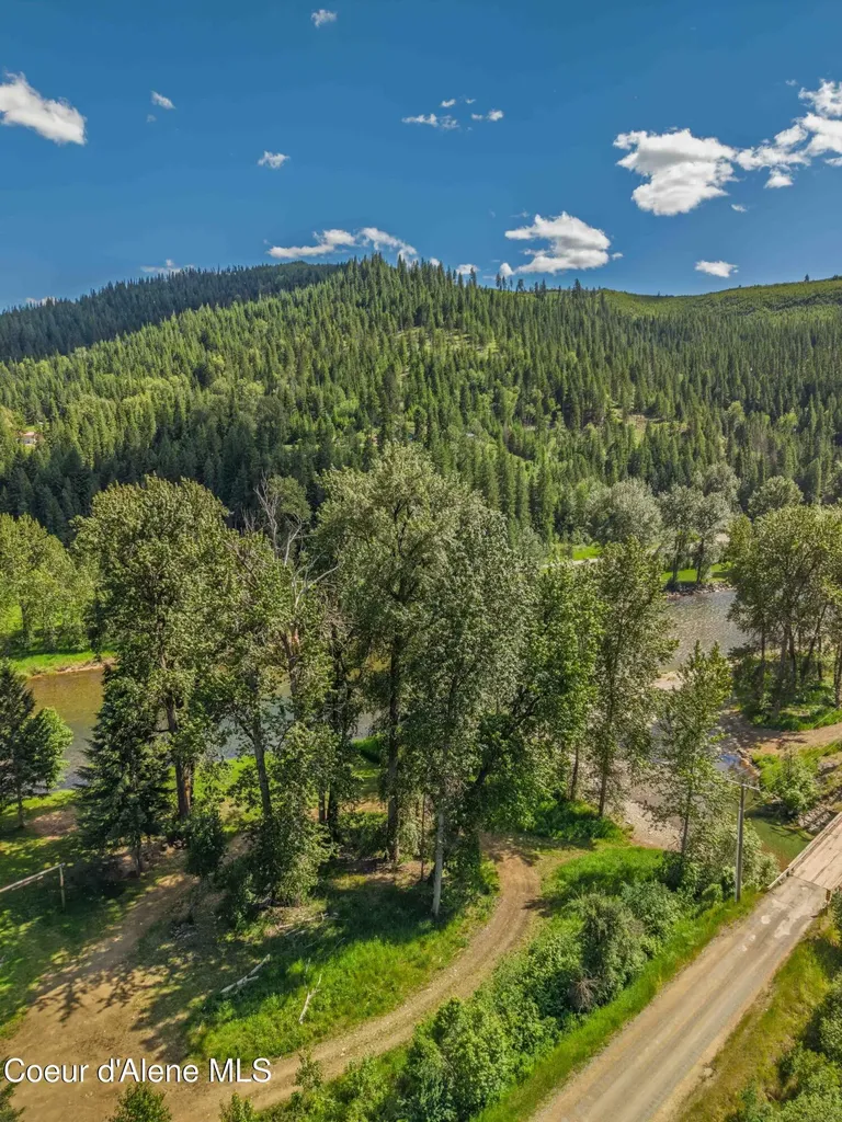 4 River Road Calder ID 83808
