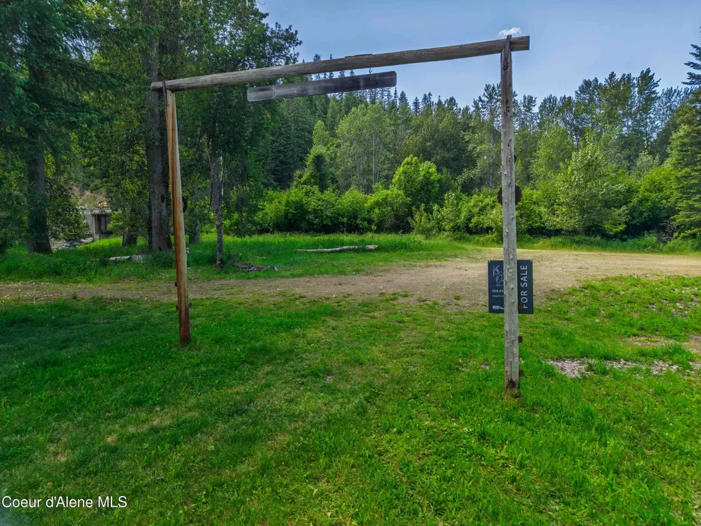 4 River Road Calder ID 83808
