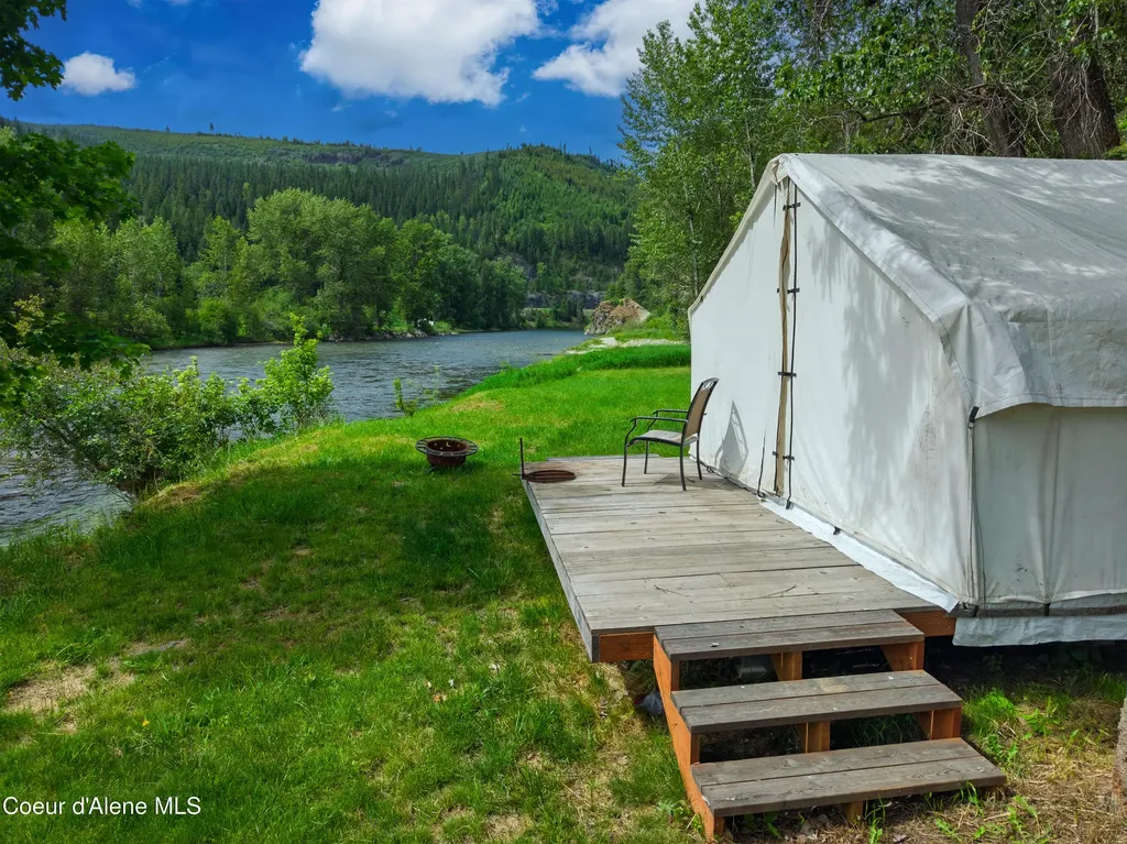 4 River Road Calder ID 83808