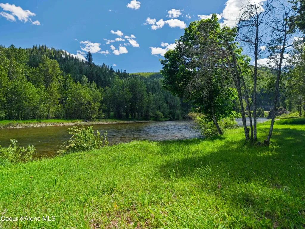 4 River Road Calder ID 83808