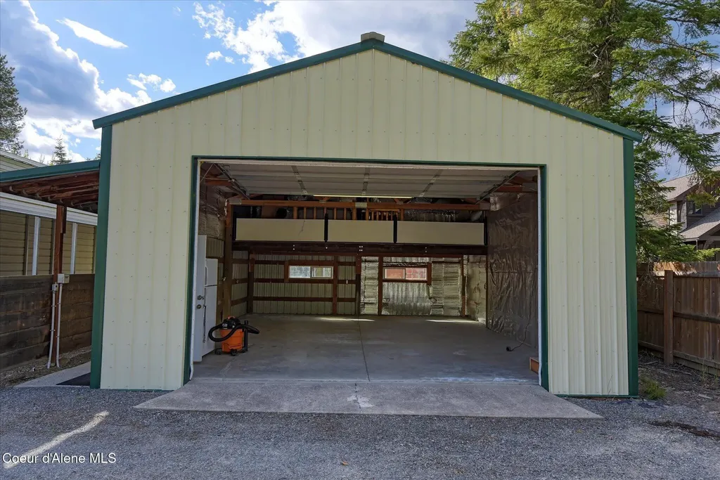723 Evergreen Road Sagle ID 83860