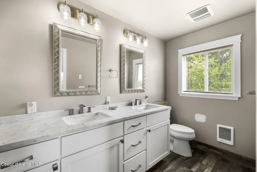 620 Lookout Boulevard Hope ID 83836