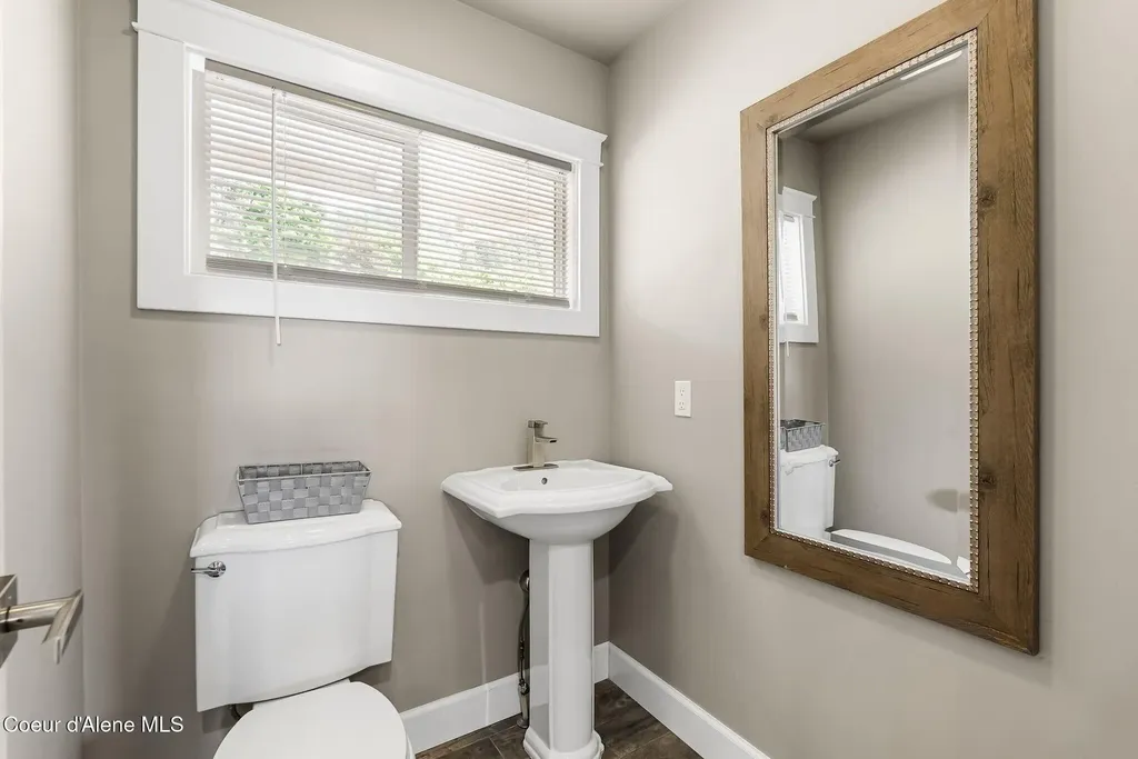 620 Lookout Boulevard Hope ID 83836
