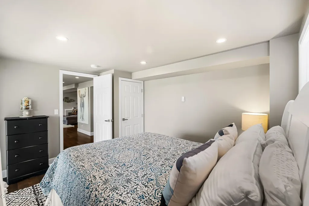 620 Lookout Boulevard Hope ID 83836