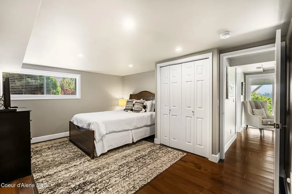 620 Lookout Boulevard Hope ID 83836