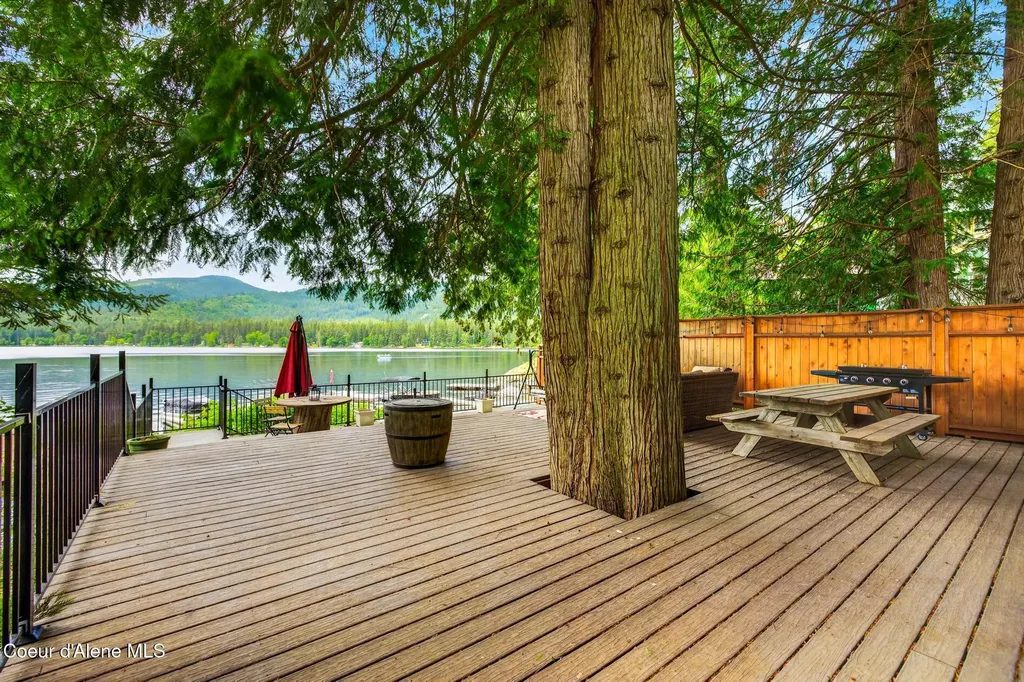 8642 W Upper Twin Lake Shore Road S Rathdrum ID 83858
