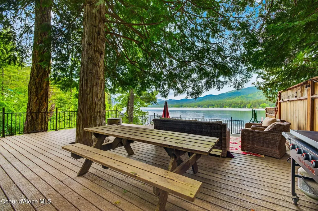 8642 W Upper Twin Lake Shore Road S Rathdrum ID 83858