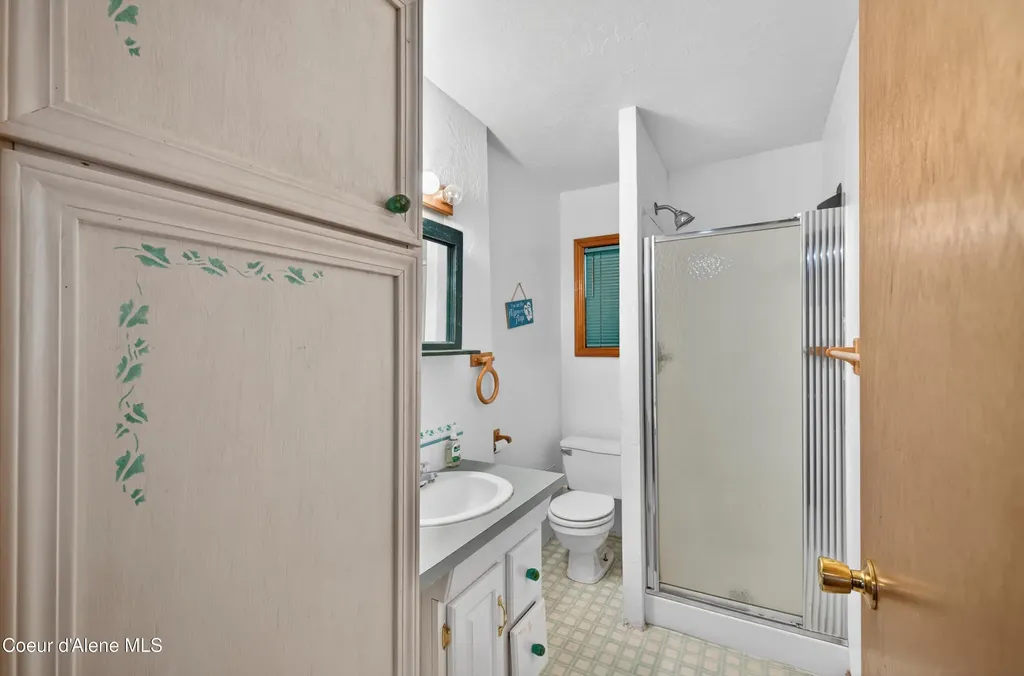 8642 W Upper Twin Lake Shore Road S Rathdrum ID 83858