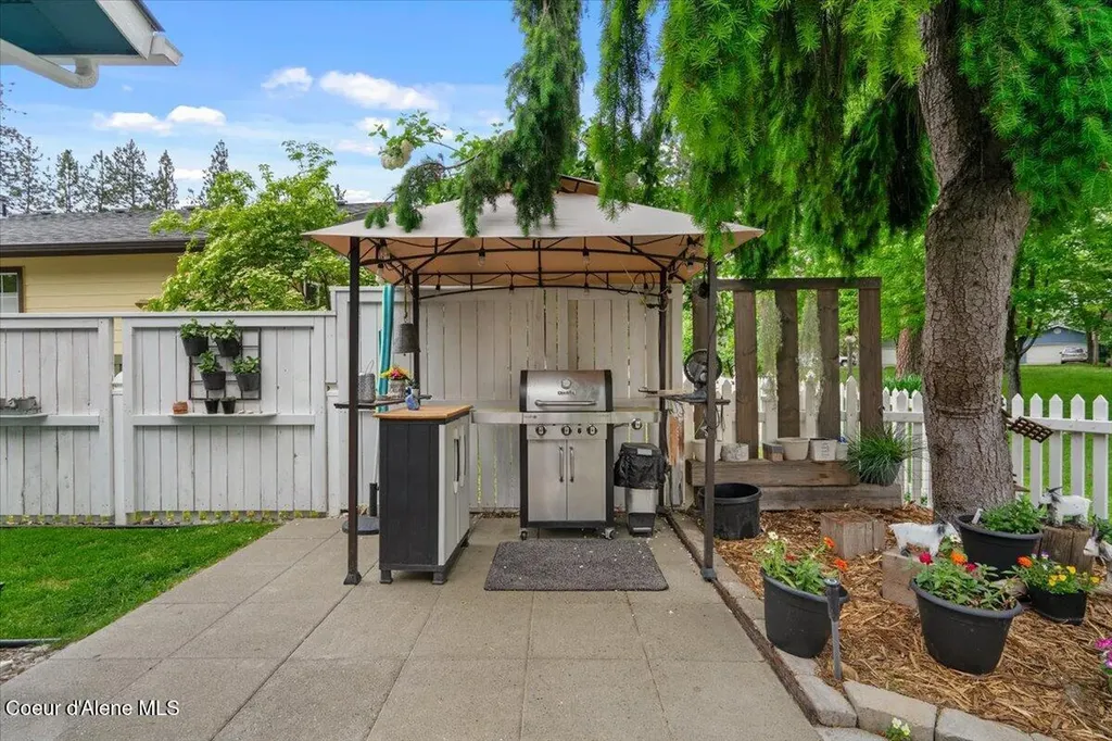 207 S Harbor Park Court Post Falls ID 83854