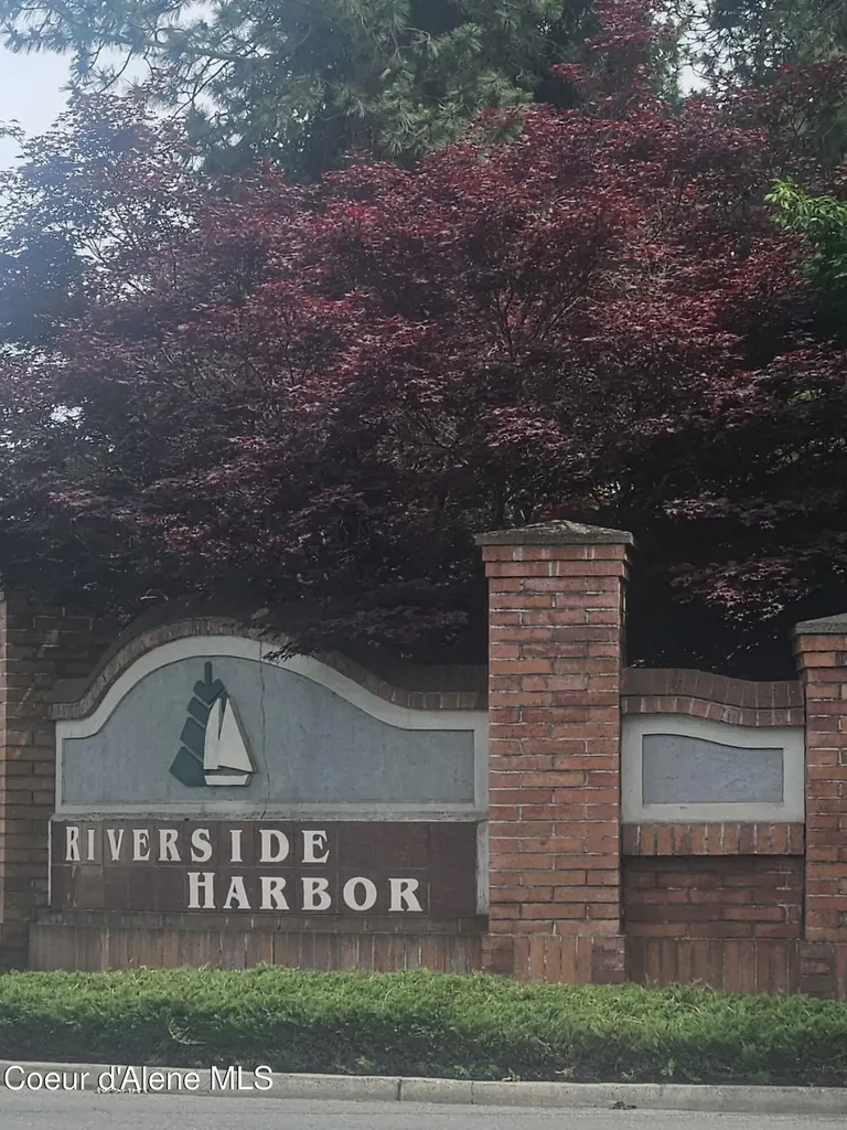 207 S Harbor Park Court Post Falls ID 83854
