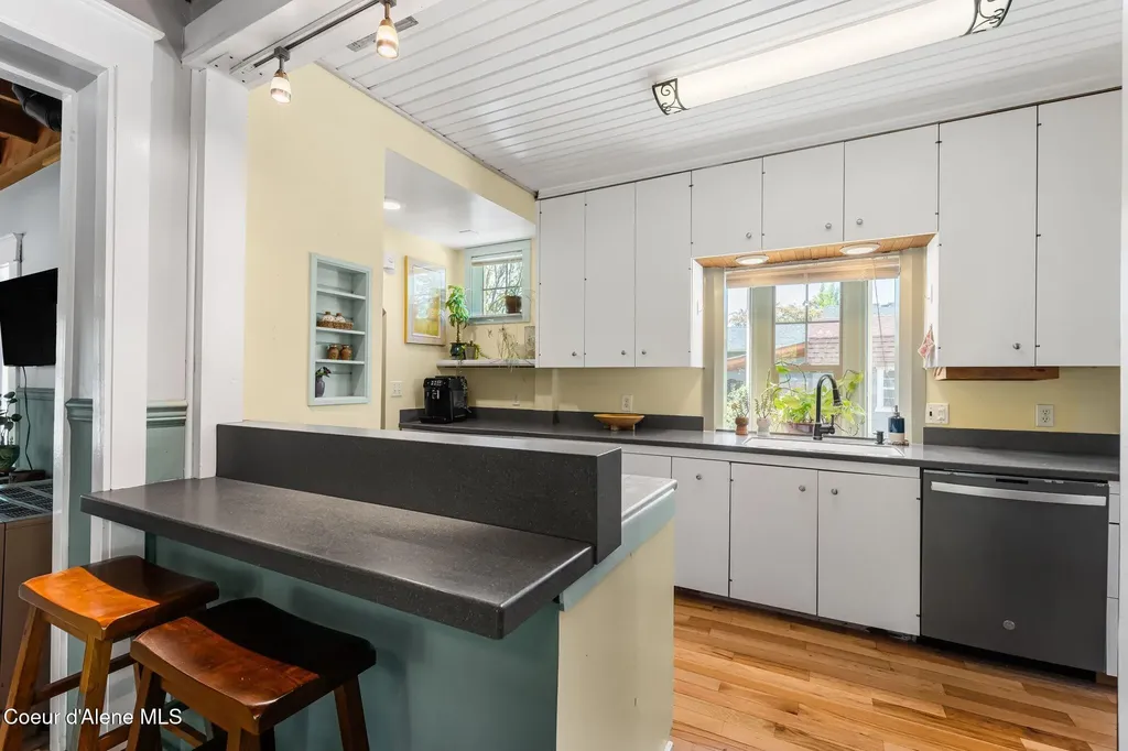 1402 W Lake Street W Sandpoint ID 83864