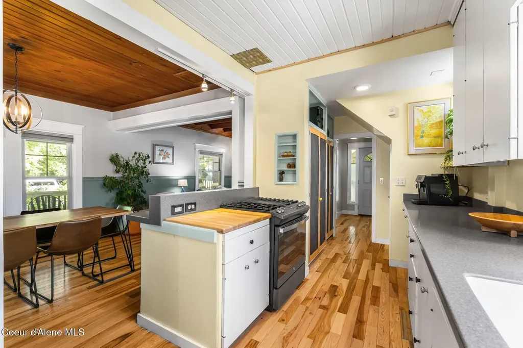 1402 W Lake Street W Sandpoint ID 83864