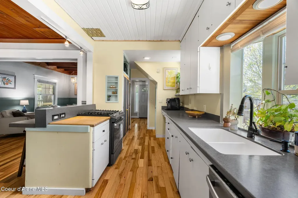 1402 W Lake Street W Sandpoint ID 83864