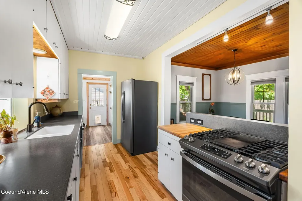1402 W Lake Street W Sandpoint ID 83864