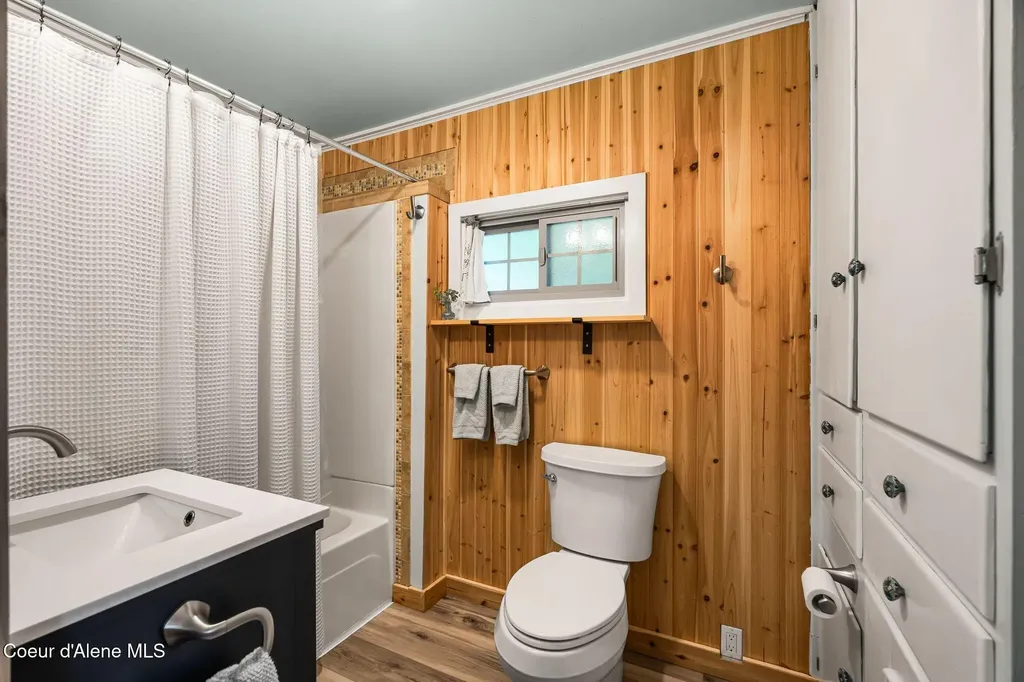 1402 W Lake Street W Sandpoint ID 83864