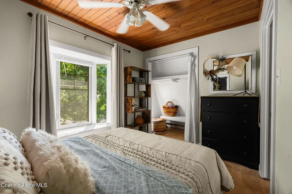 1402 W Lake Street W Sandpoint ID 83864