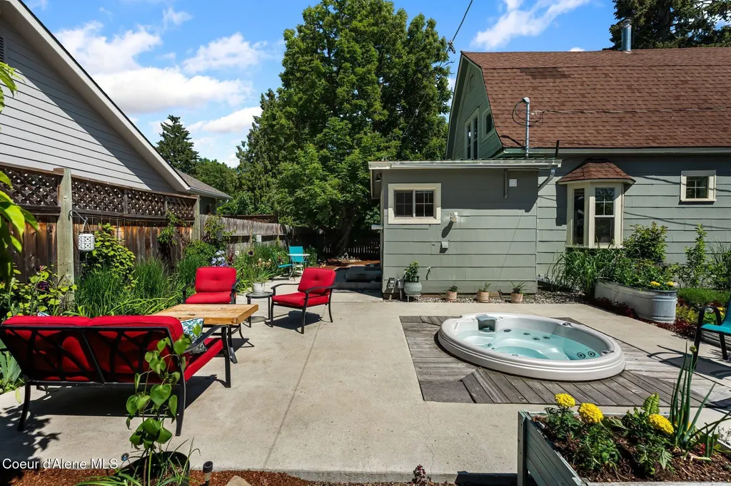 1402 W Lake Street W Sandpoint ID 83864