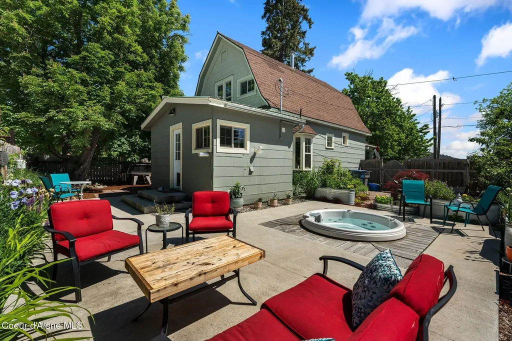 1402 W Lake Street W Sandpoint ID 83864