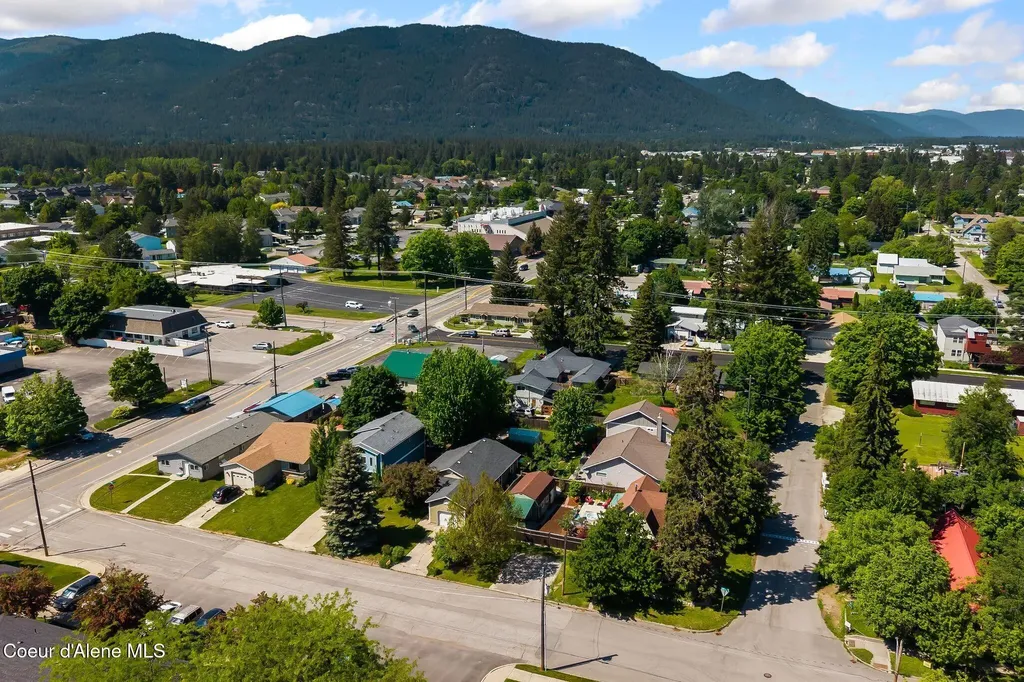 1402 W Lake Street W Sandpoint ID 83864