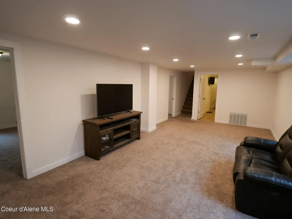9684 N Melrose Street Hayden ID 83835