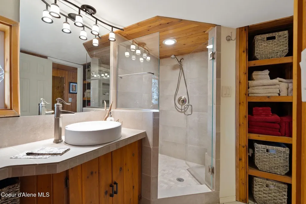 343 W Spring Creek Road Hope ID 83836