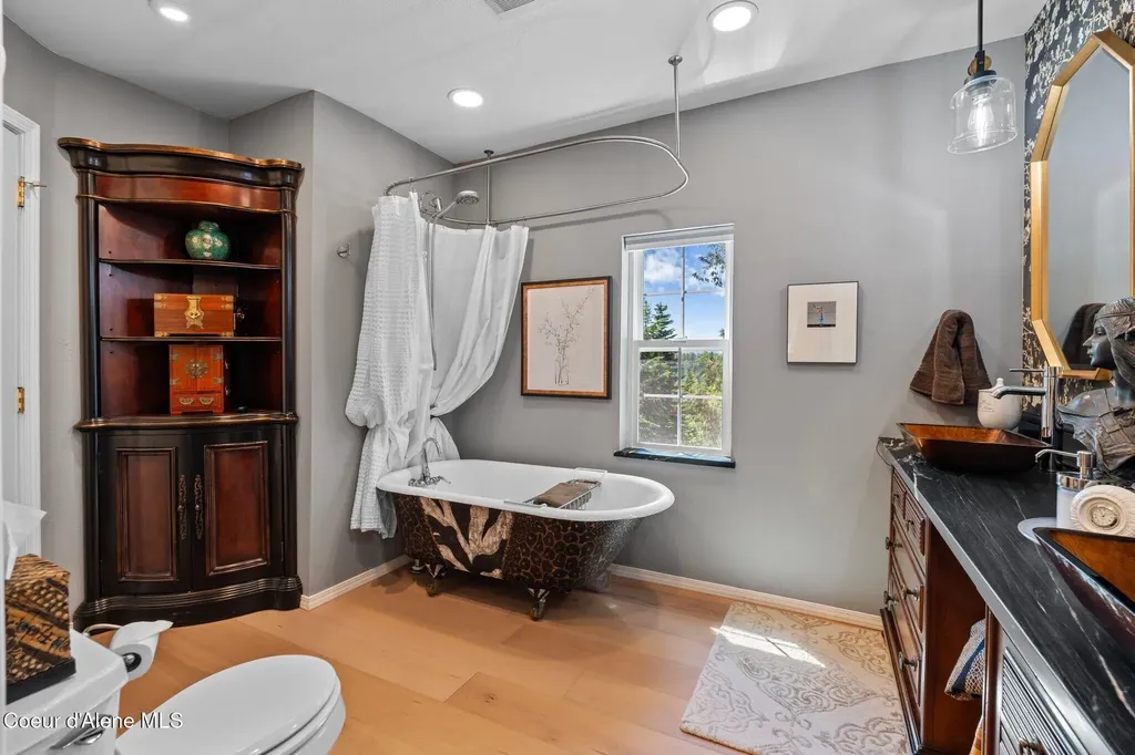 343 W Spring Creek Road Hope ID 83836