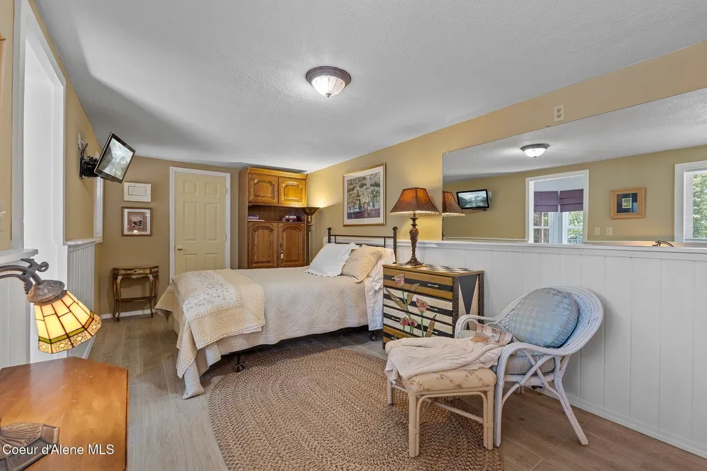 343 W Spring Creek Road Hope ID 83836