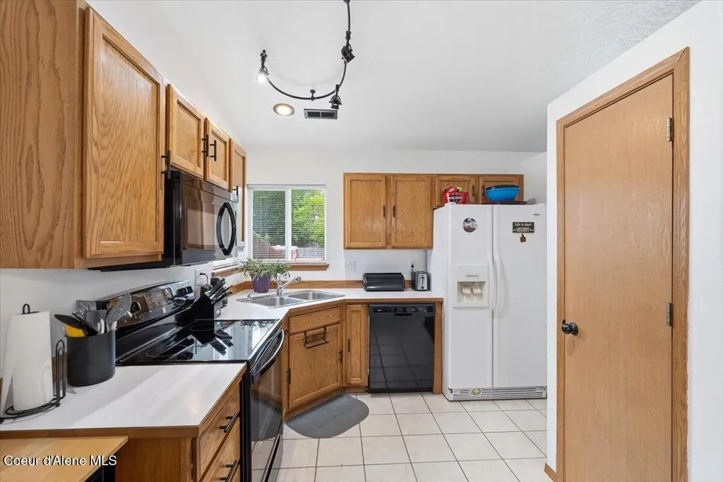 1073 W Kyler Avenue Hayden ID 83835