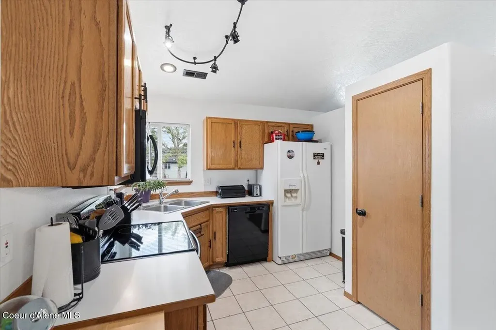 1073 W Kyler Avenue Hayden ID 83835