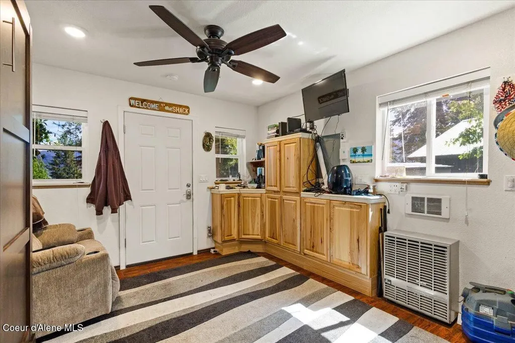 461 Glacier Loop Bayview ID 83803