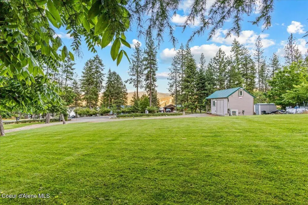461 Glacier Loop Bayview ID 83803